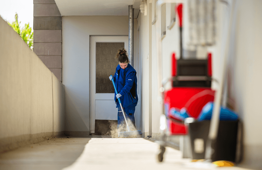 Mitarbeiterin sorgt bei der professionellen Bauendreinigung für den letzten Schliff